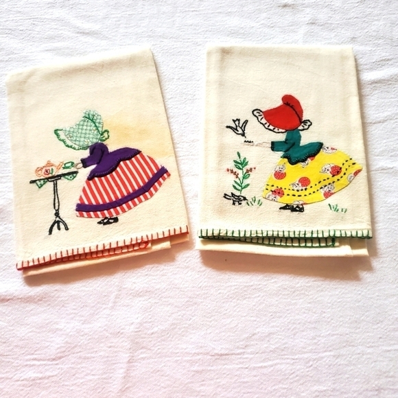 Vintage Handmade Embroidered Set of Two Amish Tea Towels - Picture 1 of 5